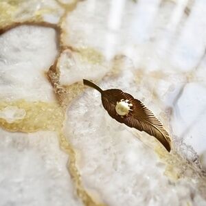 Elegant Small 60's Vintage Mid Century Gold Tone Leaf Brooch with Faux Pearl